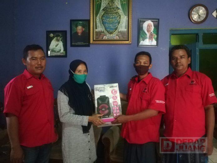 Pengurus Ranting PDI Perjuangan Desa Juragan Berikan Bantuan Pengeras Suara Kepada Muslimat NU