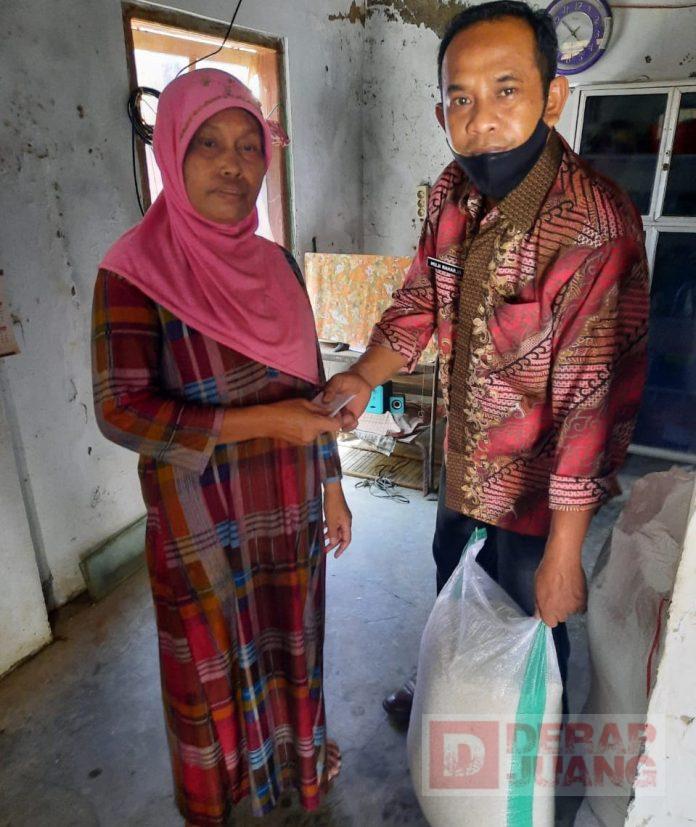 Salurkan-Bantuan-Muji-dan-Indra-Kunjungi-Rumah-Keluarga-Duka-2