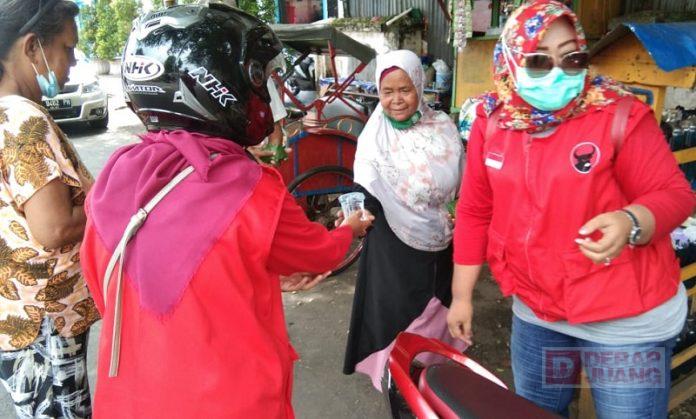 Semangat Berbagi, Komunitas Juang Cilacap Bagikan Makanan