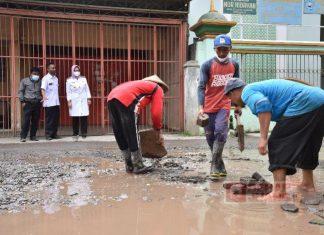 Sidak Jalan Rusak, Bupati Sukoharjo Panggil Kepala DPU ke Lokasi