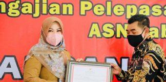 Sri Mulyani Pimpin Rapat Koordinasi Rutin dan Menyerahkan SK Pensiun Camat