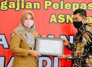 Sri Mulyani Pimpin Rapat Koordinasi Rutin dan Menyerahkan SK Pensiun Camat