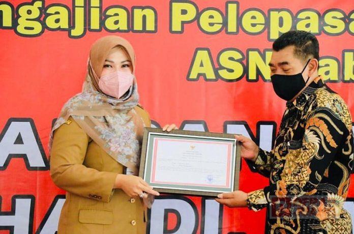 Sri Mulyani Pimpin Rapat Koordinasi Rutin dan Menyerahkan SK Pensiun Camat