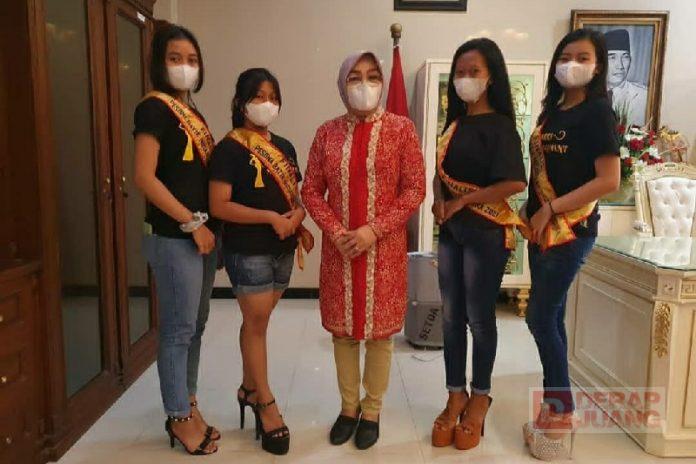 Sri Sumarni; Semangati Anak-anak Grobogan Ikuti Lomba Batik Nusantara