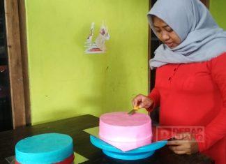 Srikandi PDI Perjuangan Banjarnegara Tekuni Usaha Pembuatan Roti