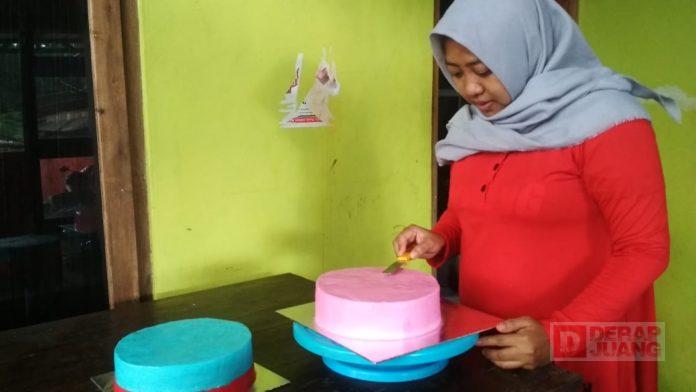 Srikandi PDI Perjuangan Banjarnegara Tekuni Usaha Pembuatan Roti