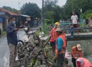 Triono Pantau Perbaikan Talud Sungai di Kelurahan Keturen