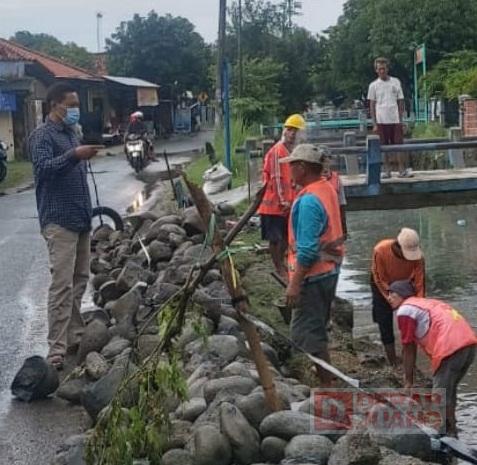 Triono Pantau Perbaikan Talud Sungai di Kelurahan Keturen