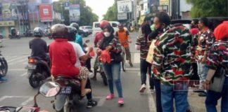 Agung Satria dan Laskar LMPI Bagikan Takjil untuk Pengguna Jalan