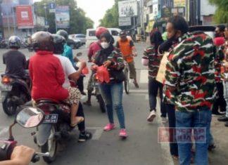 Agung Satria dan Laskar LMPI Bagikan Takjil untuk Pengguna Jalan