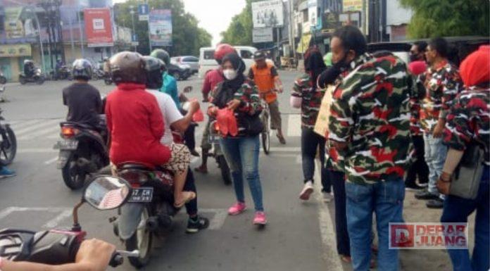 Agung Satria dan Laskar LMPI Bagikan Takjil untuk Pengguna Jalan