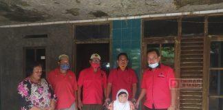 Andang Berikan Kursi Roda untuk Mbah Ikah