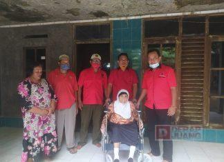 Andang Berikan Kursi Roda untuk Mbah Ikah