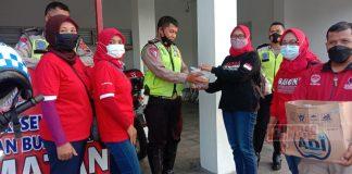 Baguna PDI Perjuangan Kabupaten Pemalang Bagikan Takjil di Gandulan