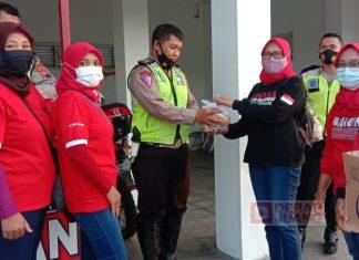 Baguna PDI Perjuangan Kabupaten Pemalang Bagikan Takjil di Gandulan