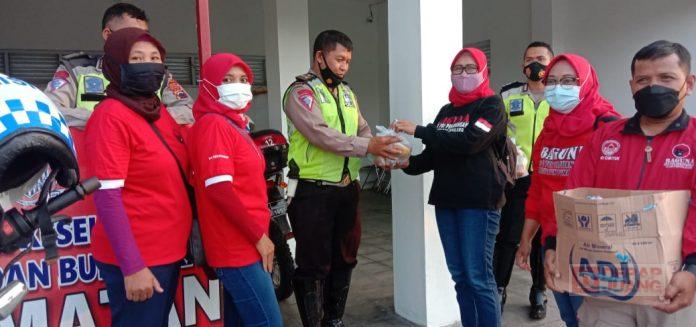 Baguna PDI Perjuangan Kabupaten Pemalang Bagikan Takjil di Gandulan