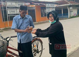 Berbagi Takjil Jelang Buka Puasa, Wujud Sosial Mbak Wiwit Kepada Masyarakat