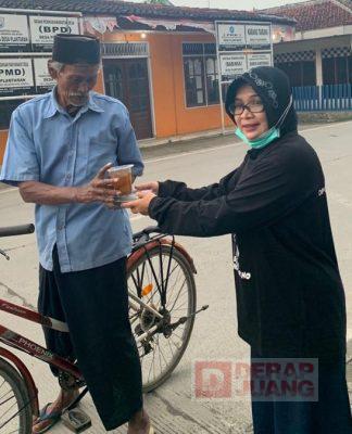 Berbagi Takjil Jelang Buka Puasa, Wujud Sosial Mbak Wiwit Kepada Masyarakat