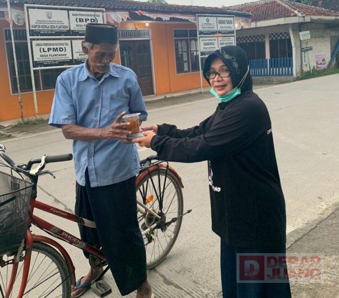 Berbagi Takjil Jelang Buka Puasa, Wujud Sosial Mbak Wiwit Kepada Masyarakat