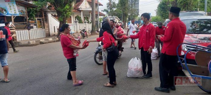 Berkah Ramadhan, Komunitas Juang Kota Pekalongan Berbagi 800 Paket Takjil (2)