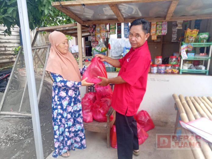 Budi Sapi Bagikan 300 Paket Sembako Kepada Anak Ranting PDI Perjuangan di Kecamatan Bantarbolang