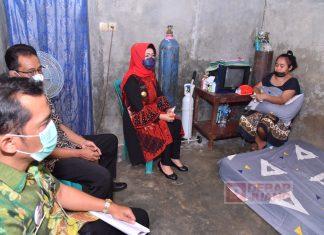 Bupati Etik Sambangi Warga yang Sakit dan Ambil Alih Penanganan Kesehatan