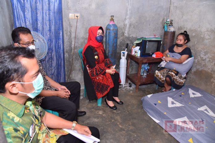 Bupati Etik Sambangi Warga yang Sakit dan Ambil Alih Penanganan Kesehata