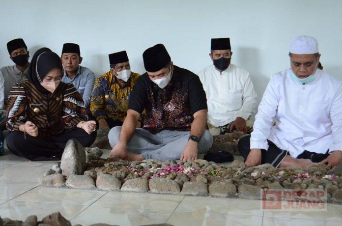 Bupati Purbalingga Laksanakan Nyadran Bersama Alim Ulama di Makam Leluhur