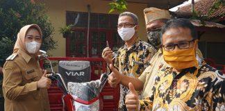 Bupati Tiwi Serahkan Tiga Buah Sepeda Motor Roda Tiga Pengangkut Sampah Untuk UPTD Pasar