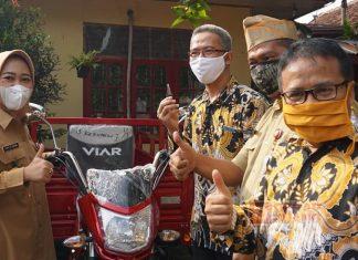 Bupati Tiwi Serahkan Tiga Buah Sepeda Motor Roda Tiga Pengangkut Sampah Untuk UPTD Pasar