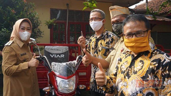 Bupati Tiwi Serahkan Tiga Buah Sepeda Motor Roda Tiga Pengangkut Sampah Untuk UPTD Pasar