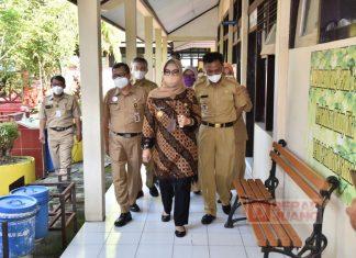 Etik Suryani Pantau Uji Coba PTM di Kabupaten Sukoharjo