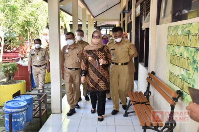 Etik Suryani Pantau Uji Coba PTM di Kabupaten Sukoharjo