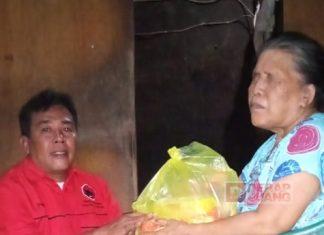 Gotong Royong Kader Joyosuran Bagikan Paket Sembako