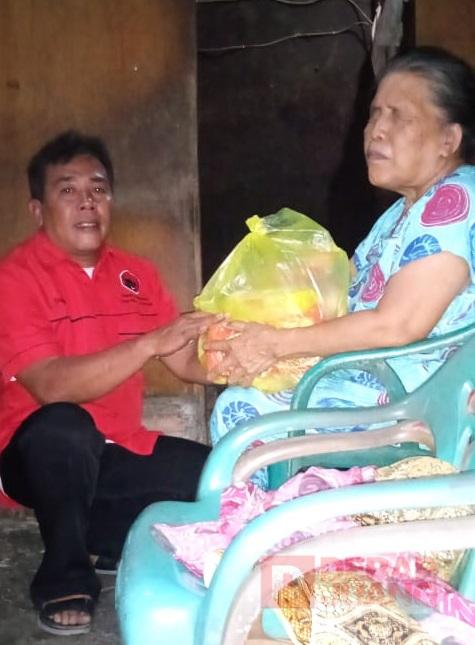 Gotong Royong Kader Joyosuran Bagikan Paket Sembako(2)