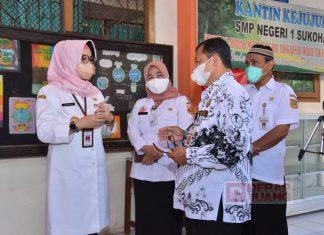 Hj. Etik Suryani Pantau Kesiapan Uji Coba PTM di Sukoharjo