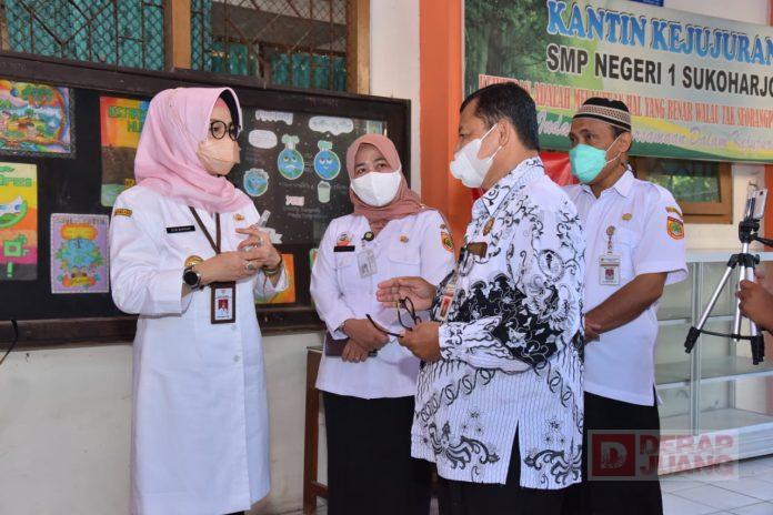 Hj. Etik Suryani Pantau Kesiapan Uji Coba PTM di Sukoharjo