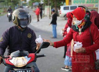 Kadarwati Bagikan 1000 Takjil Gratis dengan Mengenakan Pakaian Kebaya