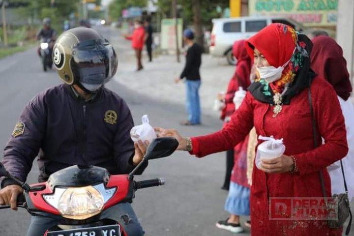 Hj. Kadarwati Bagikan 1000 Takjil Gratis dengan Mengenakan Pakaian Kebaya