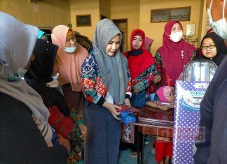 Hj. Rosalina Berikan Bantuan Mesin Jahit Kepada Konstituen