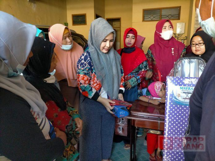 Hj. Rosalina Berikan Bantuan Mesin Jahit Kepada Konstituen