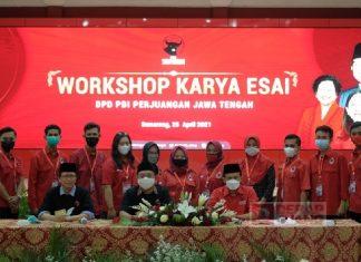 Ikuti Workshop Esai Marhaen Kobarkan Semangat Literasi Fajar-Rahmad