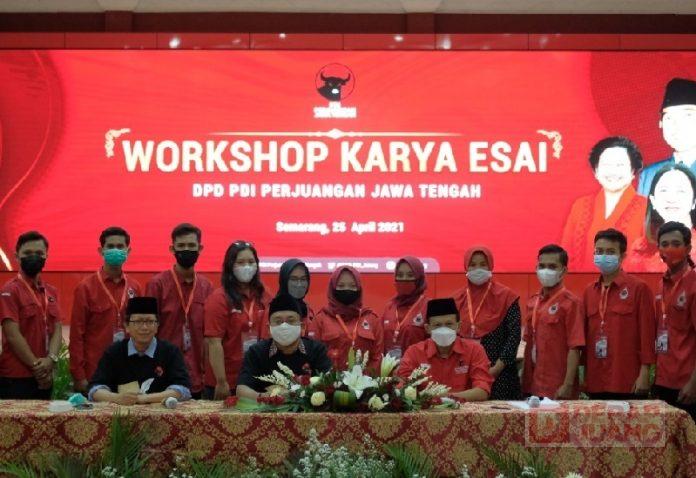 Ikuti Workshop Esai Marhaen Kobarkan Semangat Literasi Fajar-Rahmad