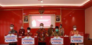 Mas Jekek Serahkan Tunjangan Sekdes Pensiun Non-PNS