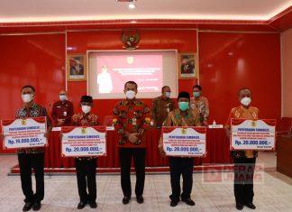 Mas Jekek Serahkan Tunjangan Sekdes Pensiun Non-PNS