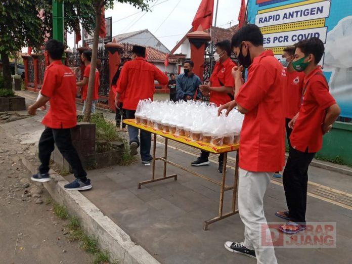 Jelang waktu Buka Puasa, Korps KJ Tegal Bagikan Takjil Gratis