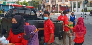 Komunitas Juang Kota Tegal Bagikan Takjil dan Masker
