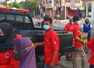 Komunitas Juang Kota Tegal Bagikan Takjil dan Masker