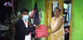 Kader Komunitas Juang Klaten Berikan Bantuan Sembako Kepada Warga yang Melakukan Isolasi Mandiri