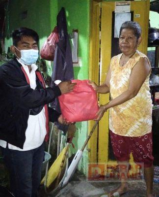 Kader Komunitas Juang Klaten Berikan Bantuan Sembako Kepada Warga yang Melakukan Isolasi Mandiri